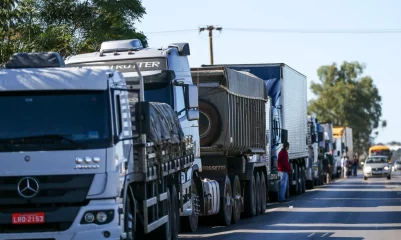 São Paulo tem situação mais crítica para combustíveis. Na imagem, caminhoneiros fazem protesto contra a alta no preço dos combustíveis na BR-040, próximo a Brasília (Foto: Marcelo Camargo/Agência Brasil)