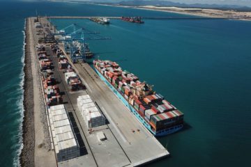 Fortescue e governo do Ceará assinam emenda para priorizar hidrogênio verde no Pecém. Na imagem: Vista aérea de containers no cais do Complexo Industrial e Portuário do Pecém – CIPP (Foto: Divulgação)