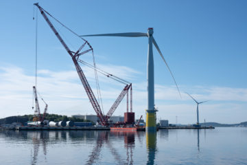 Maior parque eólico flutuante do mundo começa a gerar energia na Noruega. Na imagem: Hywind Tampen sendo montado na Base Wergeland em Gülen. As turbinas prontas flutuam em Fensfjorden, antes de serem rebocadas para o campo (Foto: Ole Jørgen Bratland/Equinor)