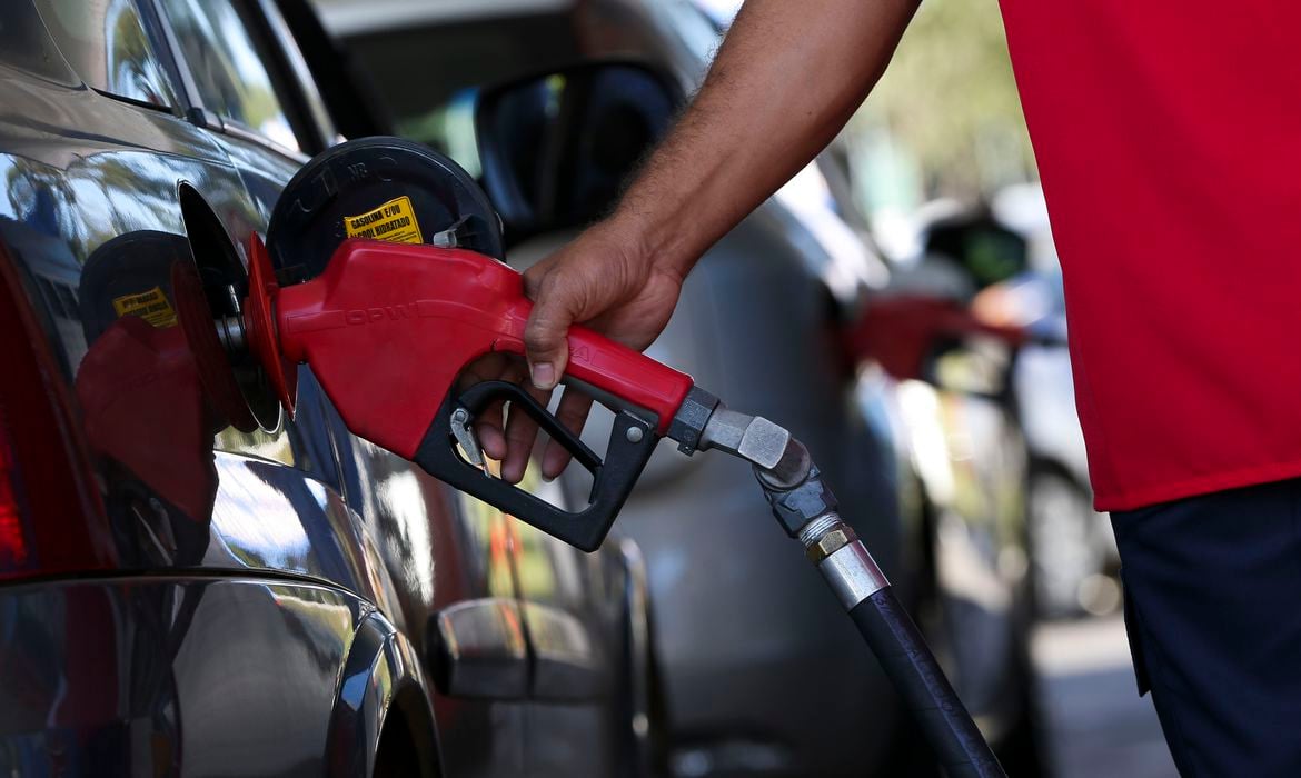 A importância do etanol na gasolina. Na imagem: frentista abastece carro em posto de combustíveis em Brasília (Foto: Reprodução)