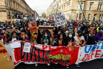 Um roteiro para emissões líquidas zero sem greenwashing. Na imagem: manifestação de jovens contra greenwashing, com indígenas como a brasileira Samela Sateré-Mawé [de verde], à frente, em Glasgow, na COP26 (Foto: Oliver Kornblihtt/Mídia Ninja/COPCollab26)