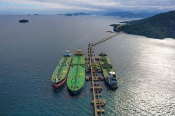 Mais gás para o Brasil. Na imagem, operação de transbordo ship-to-ship em Angra dos Reis