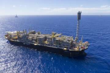 Demanda por petróleo deve bater novo recorde em 2023. Na imagem: Grande embarcação em alto mar. Plataforma P-74 no campo de Búzios (Foto: André Ribeiro/Agência Petrobras)