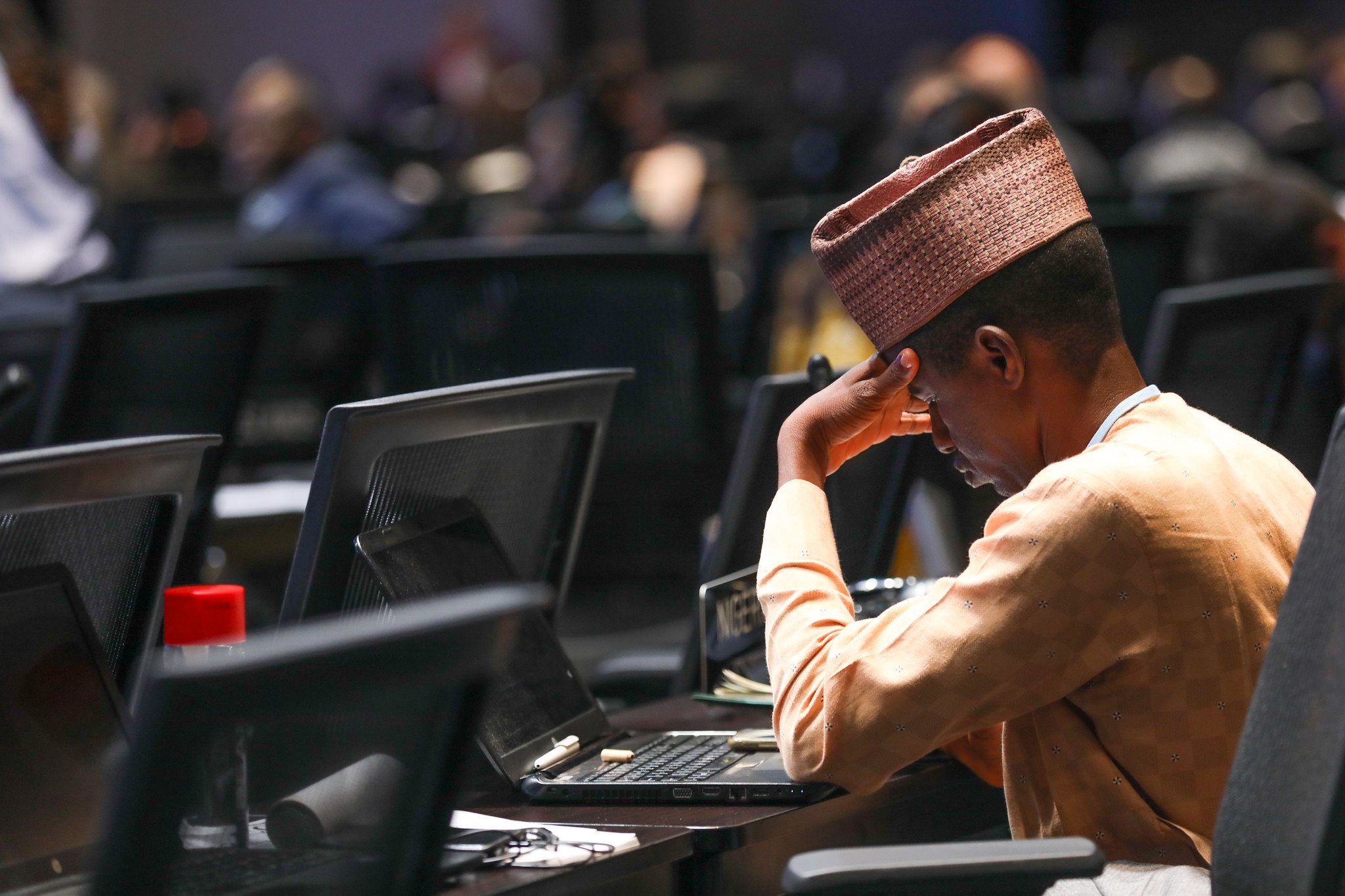 COP27: Orçamento de carbono cai, demanda por recursos multiplica. Na imagem: homem negro no plenário da COP27 (Foto Kiara Worth_UNFCCC)