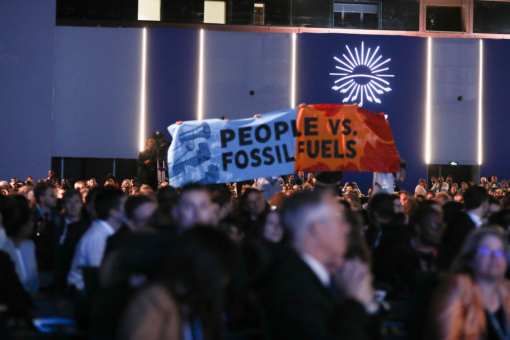 Crise energética vence ambição climática na COP27. Na imagem: protestos contra fósseis durante discurso de Biden na COP27 (Foto: Kiara Worth/UNFCCC)