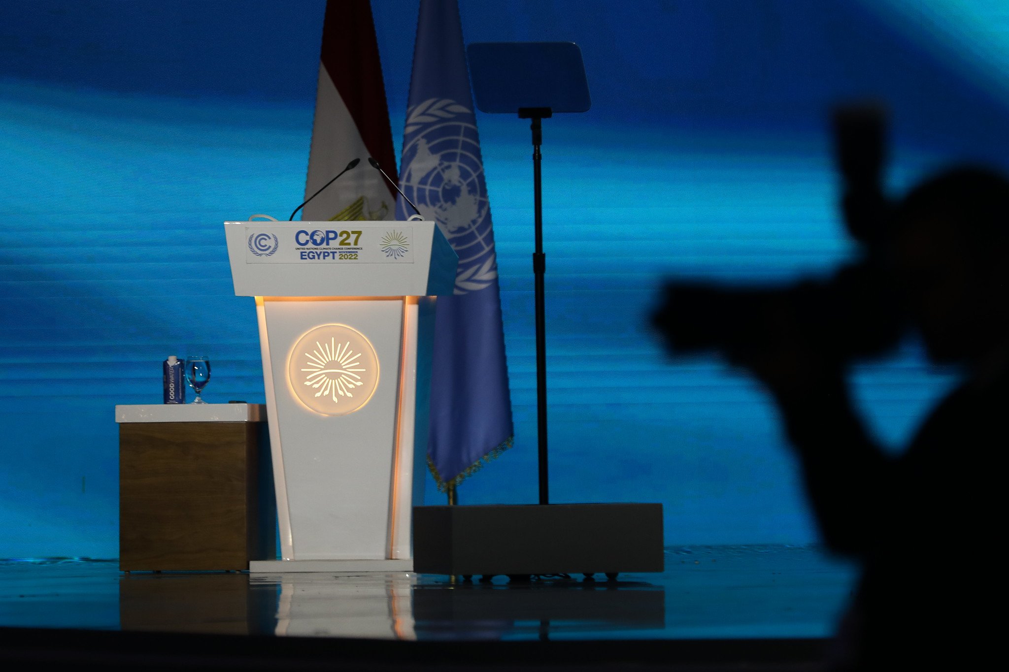 COP27: Quem vai pagar a conta do financiamento climático? Na imagem: Púlpito durante a cerimônia de abertura da COP27 (Foto: Kiara Worth/UNFCCC)