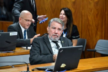 Bancada do agro adia regulamentação do mercado brasileiro de carbono. Na imagem: Senador Guaracy Silveira durante reunião da Comissão de Transparência, Governança, Fiscalização e Controle e Defesa do Consumidor (Foto: Waldemir Barreto/Agência Senado)