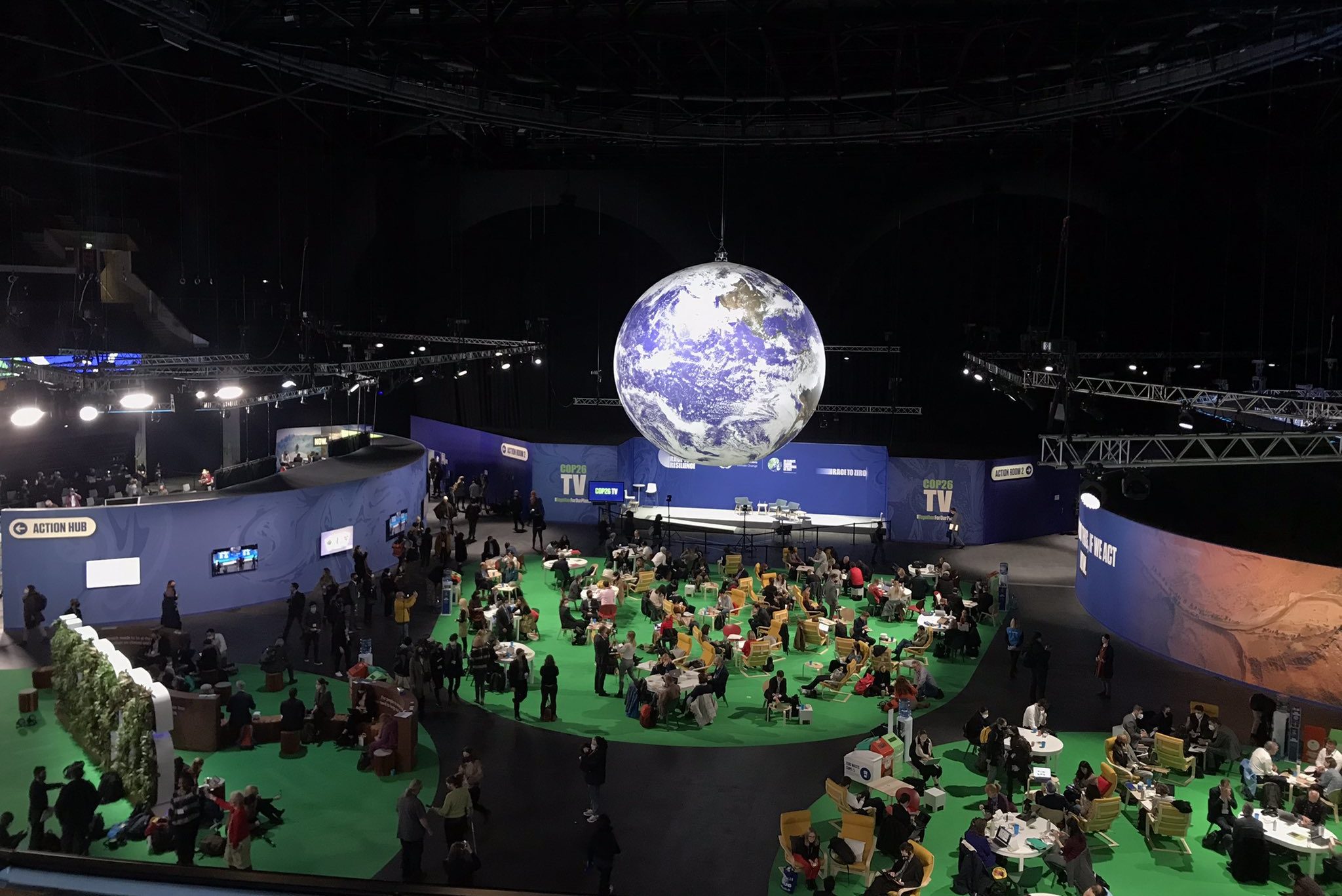 COP27 e o descompasso entre discurso e ação. Na imagem: zona de ação e globo terrestre gigante suspenso na COP26, em Glasgow (Foto: Alan Harvey/UK Government)