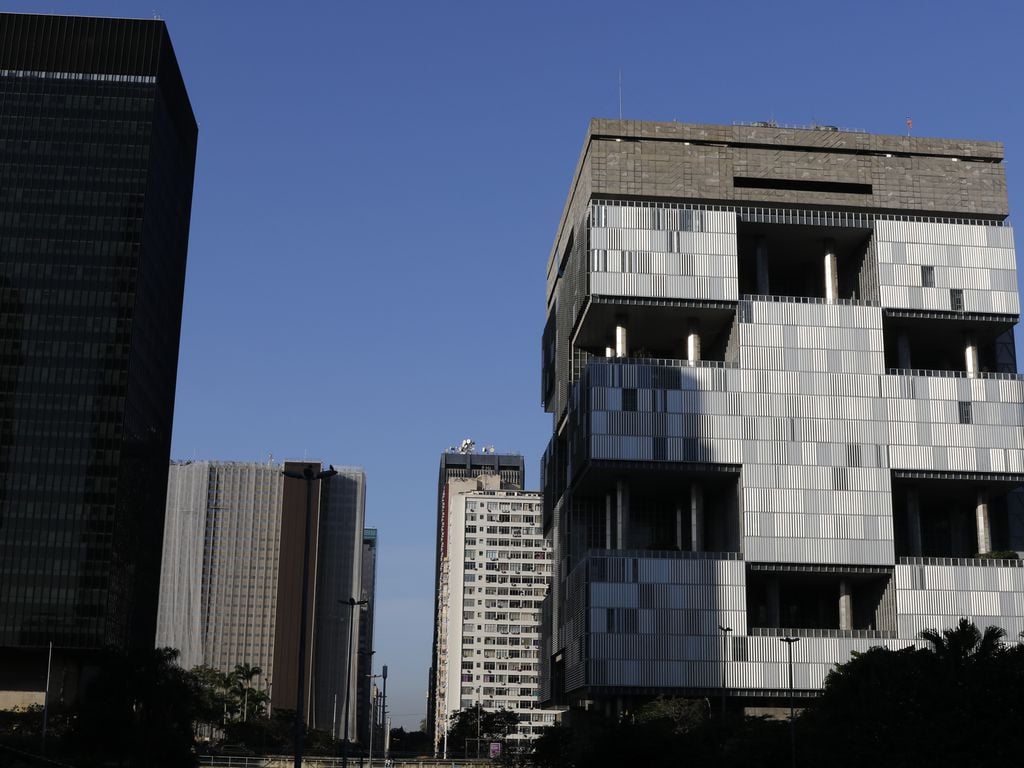 Petrobras mantém foco em óleo e gás com plano de US$ 78 bi. Na imagem: edifício sede da Petrobras no Centro do Rio (Foto: Fernando Frazão/Agência Brasil)