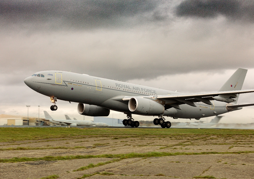 Força aérea britânica faz primeiro voo militar com combustível sustentável de resíduos. Na imagem: Airbus A330MRTT RAF Voyager, versão militar do Airbus A330, descola da RAF Brize Norton pela primeira vez abastecido com 100% de SAF (Foto: MoD Crown/Boeing)