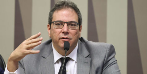 Usuários de gasodutos não precisam de aval da ANP para conselho transitório, diz agência. Na imagem: Hélio Bisaggio responde usuários de gasodutos sobre criação de conselho de carregadores (Foto: Edilson Rodrigues/Agência Senado)