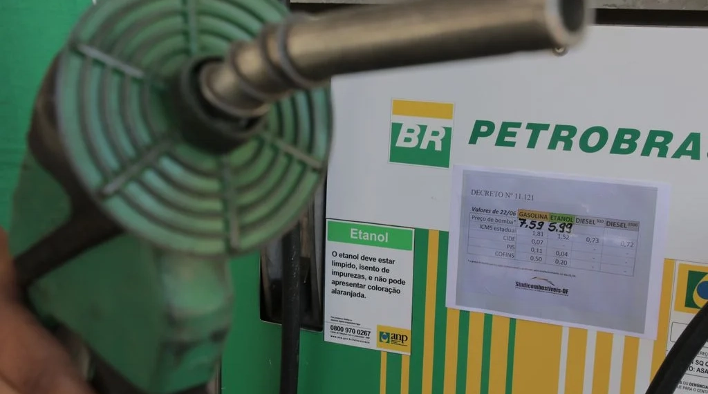 Um desafio imediato para Brasil: o preço dos combustíveis. Na imagem: bomba combustível em posto da Petrobras (Foto: Fabio Rodrigues Pozzebom/Agência Brasil)