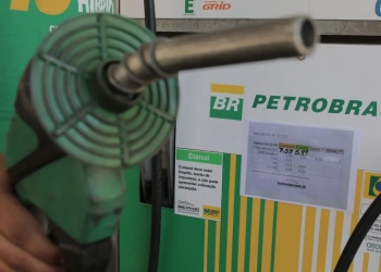 Um desafio imediato para Brasil: o preço dos combustíveis. Na imagem: bomba combustível em posto da Petrobras (Foto: Fabio Rodrigues Pozzebom/Agência Brasil)