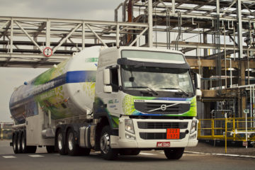 A versatilidade do GNL de pequena escala sugere negócio promissor. Na imagem: Caminhão da Volvo movido a GNL (Foto: Divulgação)