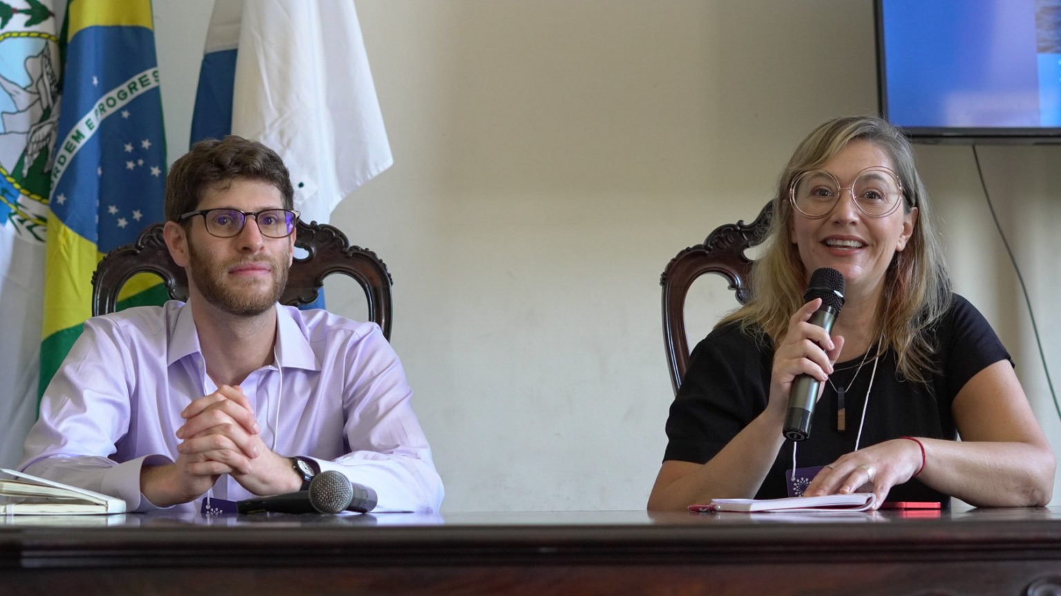 Municípios lançam princípios para fundos soberanos de O&G, de olho na transição. Na imagem, da esquerda para a direita: Paul Katz, coordenador do JFI no Brasil, e Fernanda Feil, codiretora do FFSB, em evento do fórum esta semana (Foto: Divulgação/FFSB)