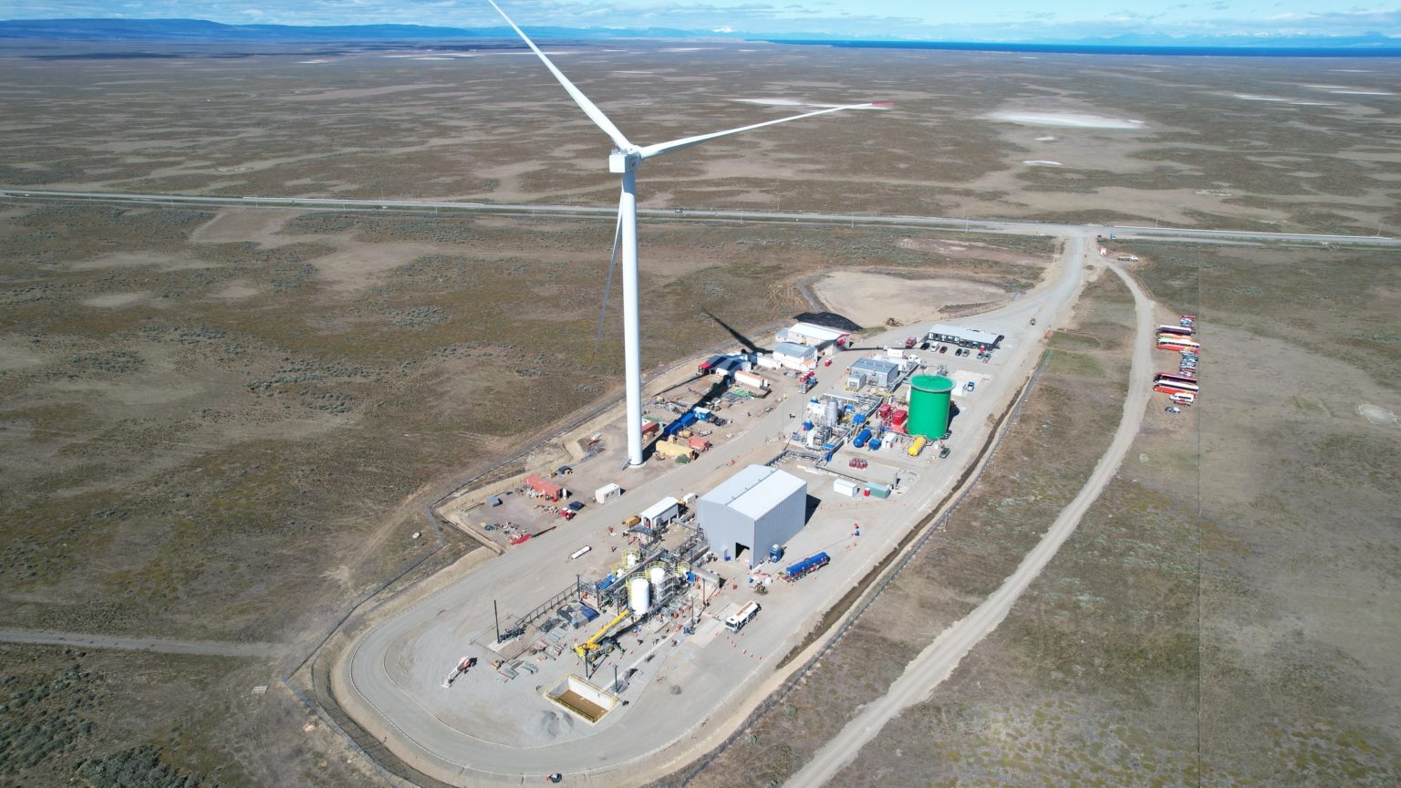 Primeira indústria de combustíveis sintéticos neutros em carbono começa operar no Chile. Na imagem: Haru Oni, na Patagônia chilena, que deve produzir 130 mil litros de e-combustível/ano ainda em 2023 (Foto: Divulgação/Siemens Energy)