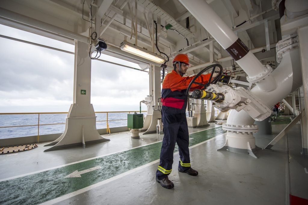 Repsol Sinopec anuncia acordo com PUCRS e startup alemã para primeiro projeto de remoção de CO2 do ar no Brasil. Na imagem: Exploração de petróleo offshore da Repsol Sinopec na Bacia de Campos (Foto: Divulgação/Repsol Sinopec Brasil)