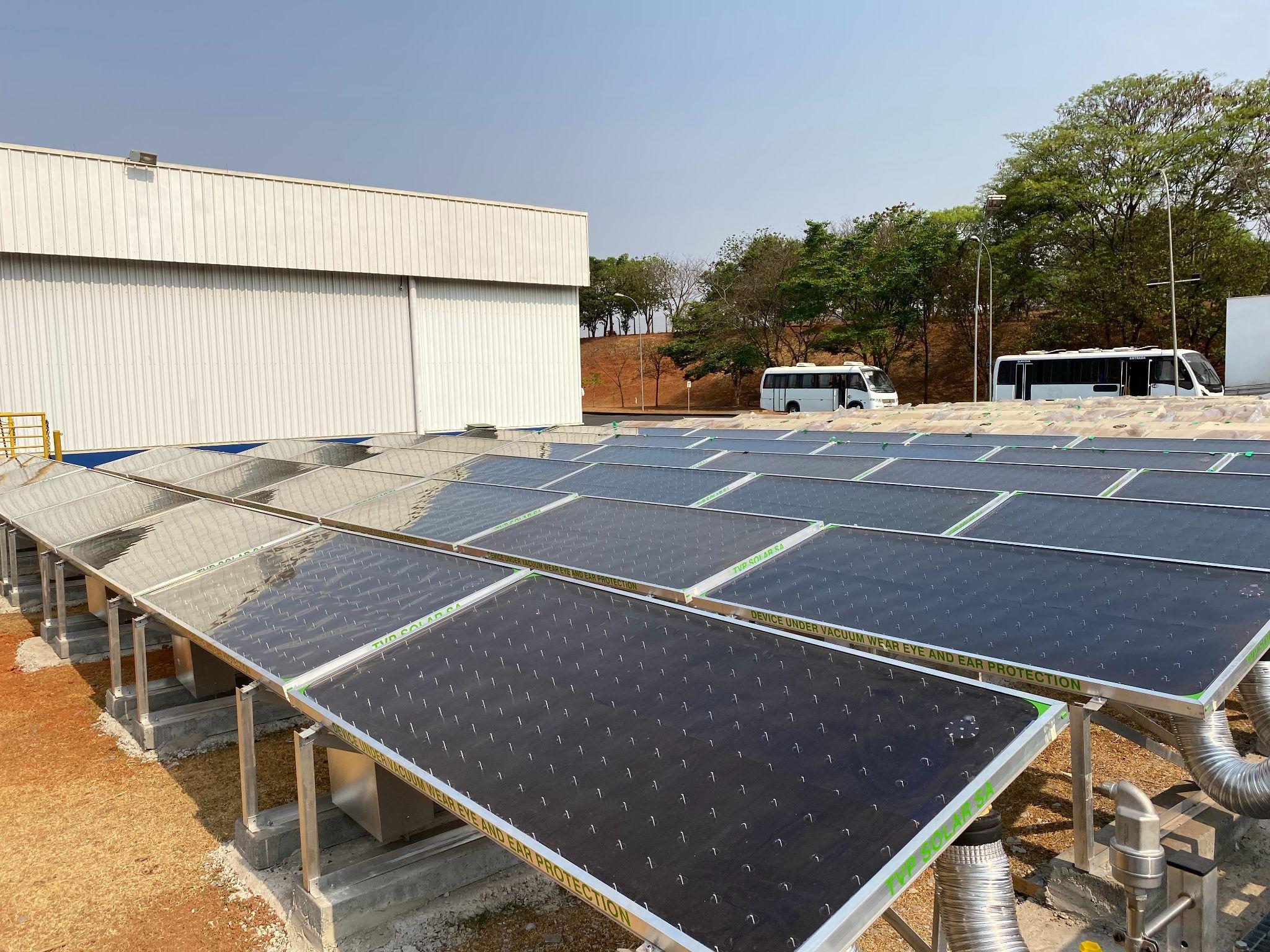 PepsiCo substitui gás por geração termossolar em fábrica da Bahia. Na imagem: Placas coletoras para geração de energia solar térmica (ou termossolar). Com início da operação prevista para abril de 2023, usina vai gerar cerca de 3 kWh/m2/dia (Foto: Divulgação/PepsiCo)