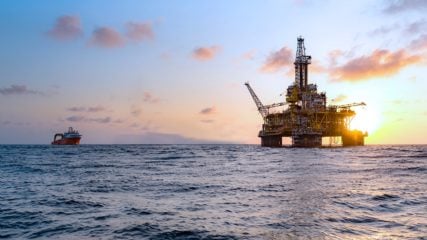 Carta de um já nem tão jovem petroleiro ao presidente Lula. Na imagem: Plataforma (FPSO) de petróleo offshore, em mar azul e com céu azul claro com poucas nuvens em tom roseado (Foto: Divulgação TotalEnergies)