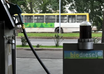 Relatório na transição propõe revogar adiamento de metas do RenovaBio. Na imagem: Bomba em posto com abastecimento de biodiesel; e ao fundo ônibus urbano passando (Foto: Agência Brasil)