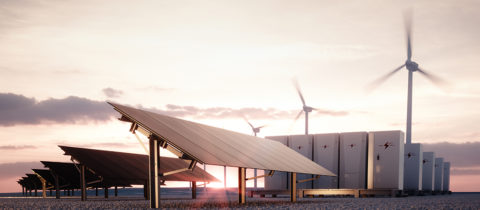 A descarbonização e a redução da oferta líquida de energia. Na imagem: produção fotovoltaica e eólica e armazenamento de energia em grandes baterias