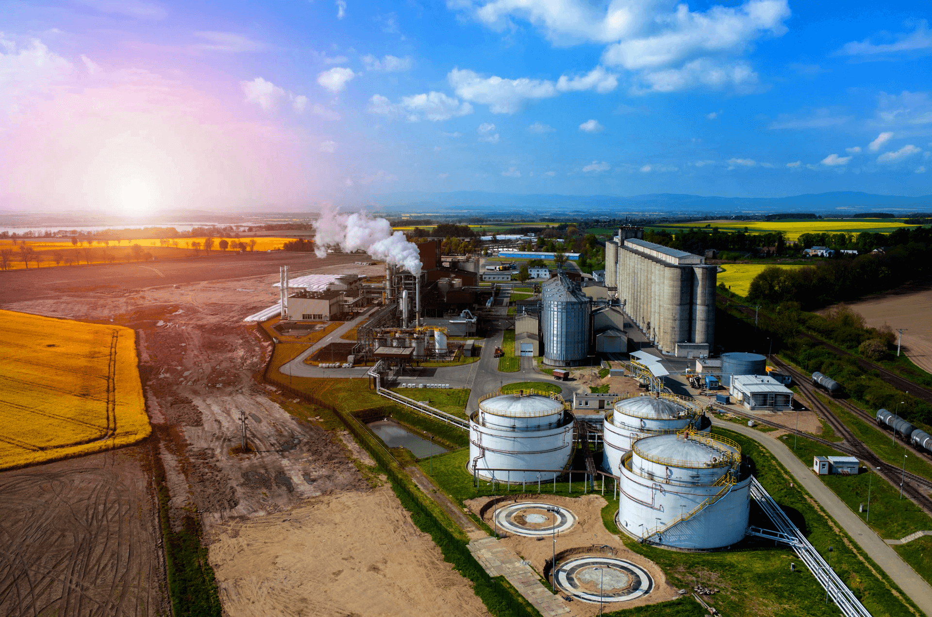 Distribuidoras terão que adquirir 37,5 milhões de CBIOs em 2023. Na imagem: Vista aérea das instalações e tanques de armazenamento em usina de etanol, principais emissores de CBIOs (Foto: Divulgação Celfenergia)