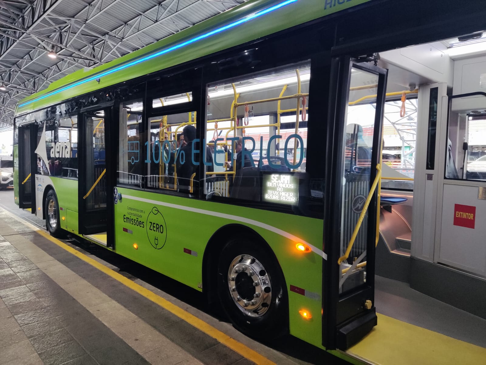 Engie vai testar ônibus elétricos no aeroporto do Recife. Na imagem: Modelo Azure A12 BR da TEVX Higer é 100% elétrico, sem emissão de CO2 e ruídos, em teste no terminal do Recife (Foto: Divulgação/Engie)