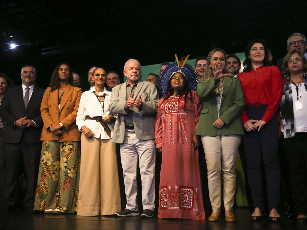 Lula conclui montagem de governo; veja quem são os 37 ministros. Na imagem: Presidente eleito Luiz Inácio Lula da Silva faz pronunciamento em Brasília junto a novos ministros (Foto: José Cruz/Agência Brasil)