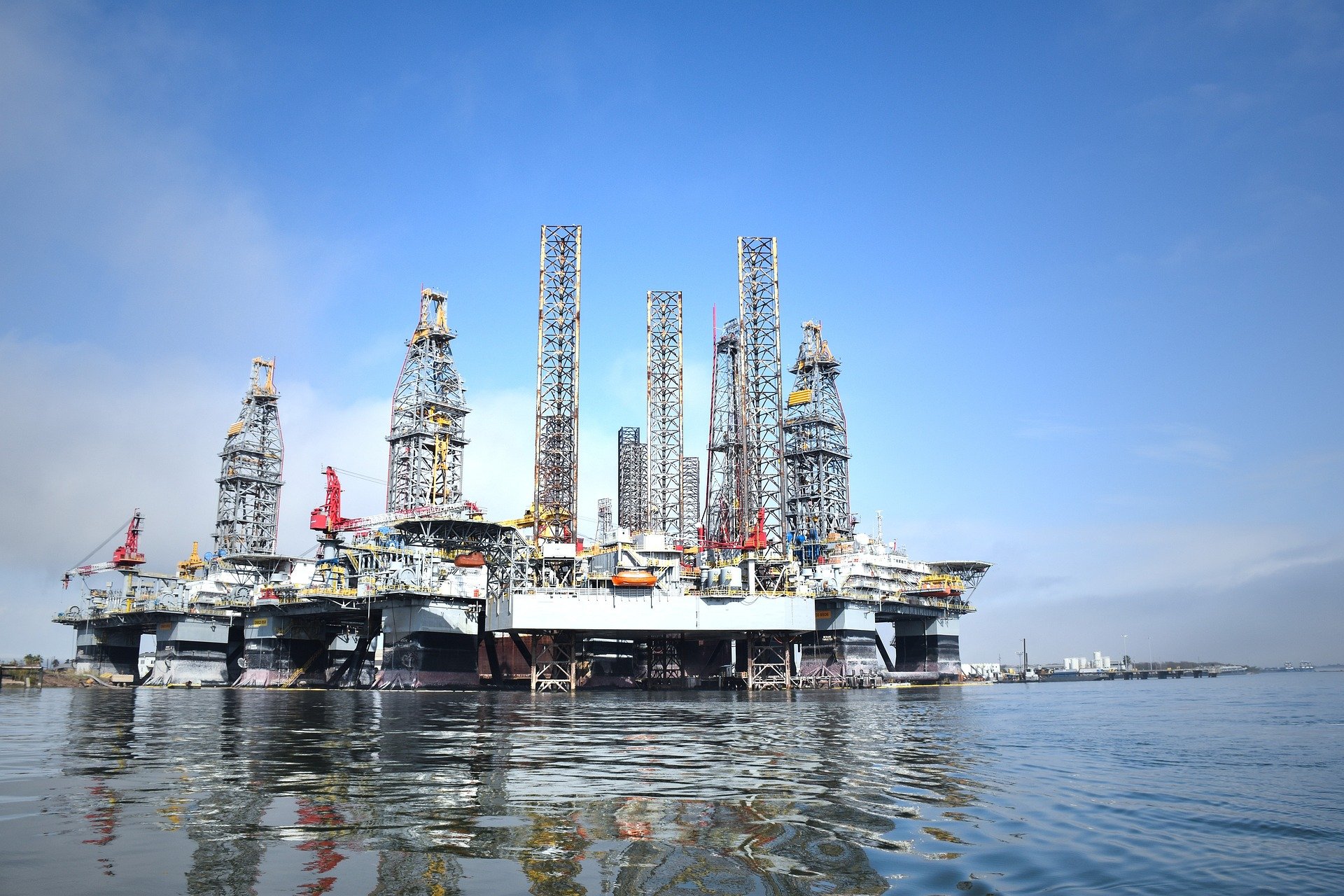 Indústrias devem ser aliadas para o avanço da tecnologia de CCS no Brasil, avalia a diretora executiva do IBP, Fernanda Delgado. Na imagem: Plataforma de petróleo para exploração offshore (Foto: Anita Stachurski/Pixabay)