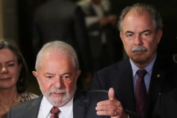 Lula confirma Mercadante no BNDES e promete interromper privatizações. Na imagem: Presidente eleito, Luis Inácio Lula da Silva, acompanhado de coordenador da transição, Aloízio Mercadante, após reunião com o presidente do TSE, ministro Alexandre de Moraes (Foto: Fabio Rodrigues-Pozzebom/Agência Brasil)