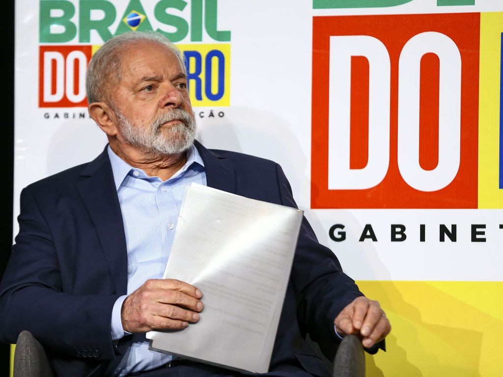 Minas e Energia fica sem detalhes para ‘revogaço’ no governo Lula. Na imagem: o presidente eleito, Luiz Inácio Lula da Silva, durante cerimônia de entrega do relatório final da transição de governo e anúncio de novos ministros (Foto: Marcelo Camargo/Agência Brasil)