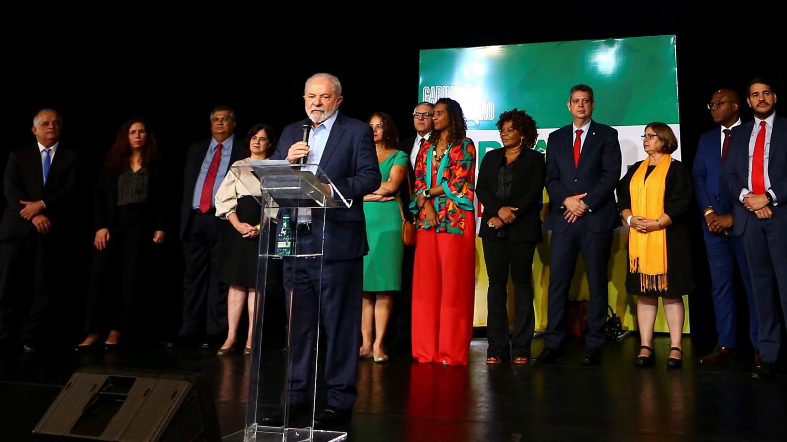 Redução do Renovabio fragiliza indústria, diz relatório da transição. Na imagem: Presidente eleito, Luiz Inácio Lula da Silva, anuncia 16 novos ministros que comporão seu governo em 2023 (Foto: Marcelo Camargo/Agência Brasil)