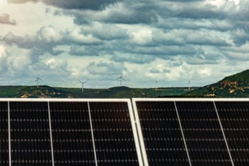 Solar atinge 23,9 GW e sobre para 2º lugar em potência no Brasil. Na imagem: Placas fotovoltaicas instaladas e, ao fundo, aerogeradores (Foto: Divulgação/Neoenergia)