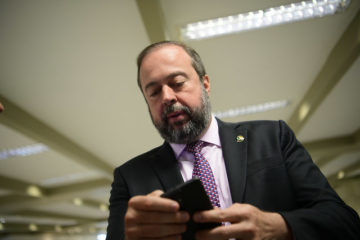 MME fará pesquisa para definir percentual de biocombustíveis, diz Silveira. Na imagem: Ministro de Minas e Energia, Alexandre Silveira, escreve ao celular (Foto: Pedro França/Agência Senado)