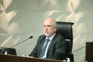 TCU sugere ao governo acabar com leilões de térmicas da lei de privatização da Eletrobras. Na imagem: Homem branco, calvo, de cabelos e barba brancos, de terno e gravata, está sentado em cadeira preta, diante de microfone sobre mesa de madeira. Ministro do TCU Benjamin Zymler (Foto: TCU)