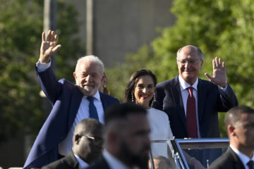 Conteúdo local no discurso de posse de Lula. Na imagem: Lula e Alckmin desfilam em carro aberto durante solenidade de posse em Brasília (Foto: Leopoldo Silva/Agência Senado)