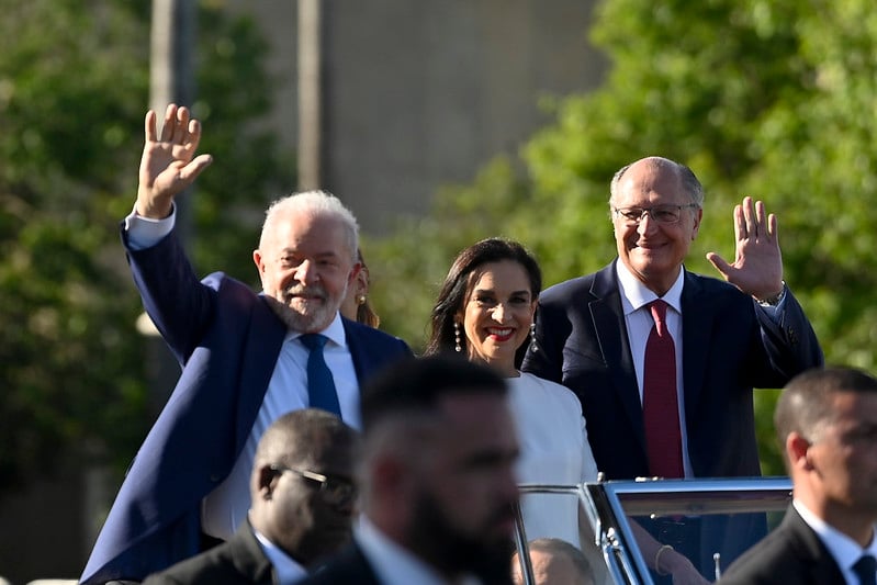 Conteúdo local no discurso de posse de Lula. Na imagem: Lula e Alckmin desfilam em carro aberto durante solenidade de posse em Brasília (Foto: Leopoldo Silva/Agência Senado)