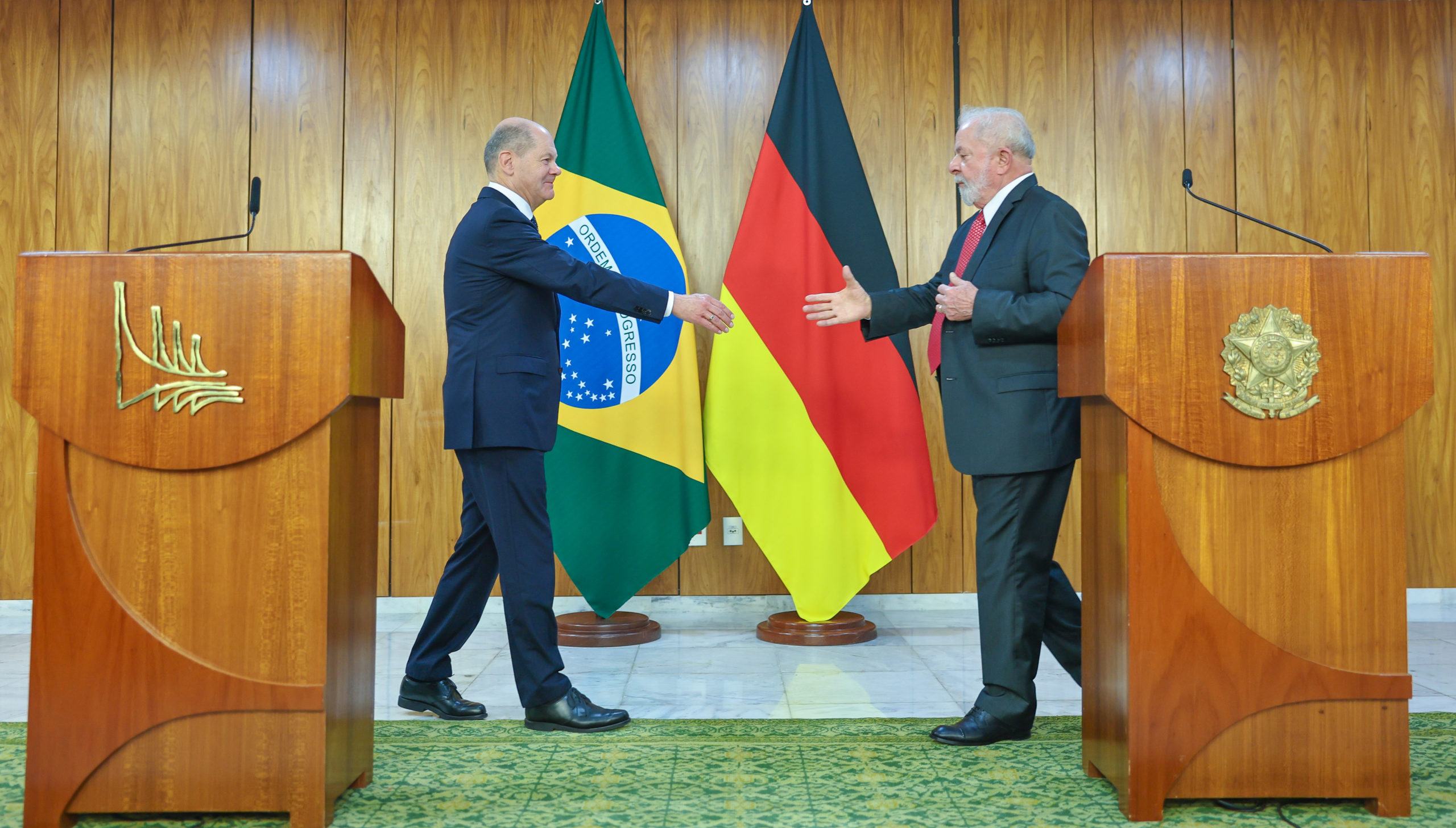 Renováveis e hidrogênio verde são centrais na colaboração Brasil-Alemanha, diz o chanceler Olaf Scholz. Na imagem: Chanceler da Alemanha, Olaf Scholz, e o presidente Lula durante declaração à imprensa, em Brasília, em 31/1/23 (Foto: Ricardo Stuckert/PR)