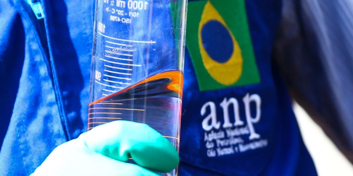 IBP defende novas especificações antes de aumento da mistura de biodiesel. Na imagem: análise de combustível em laboratório por técnico da ANP (Foto: Marcelo Camargo/Agência Brasil)