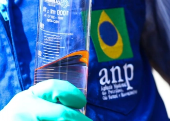 IBP defende novas especificações antes de aumento da mistura de biodiesel. Na imagem: análise de combustível em laboratório por técnico da ANP (Foto: Marcelo Camargo/Agência Brasil)