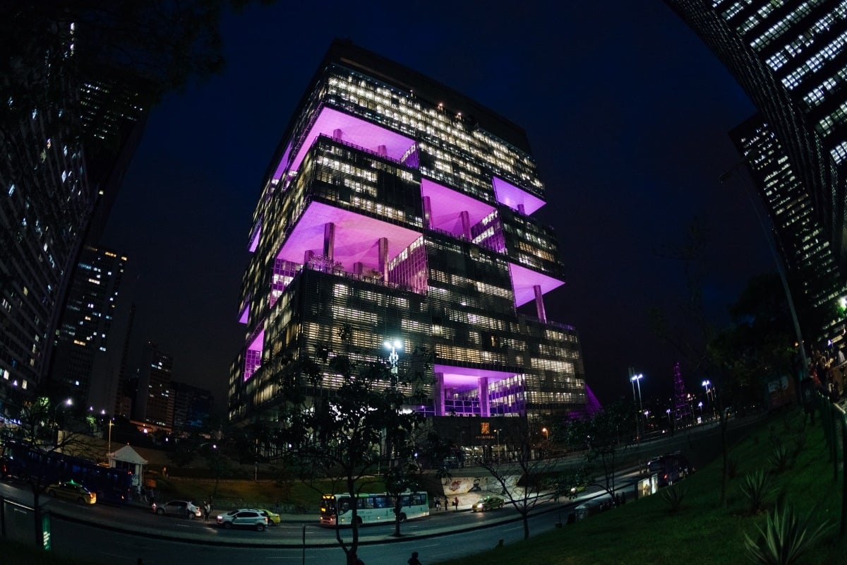 Petrobras aumenta preço da gasolina, às vésperas de transição para novo comando. Na imagem: Foto tirada à noite de edifício-sede da Petrobras (Edise), na avenida Chile, no Rio de Janeiro, com iluminação na cor rosa