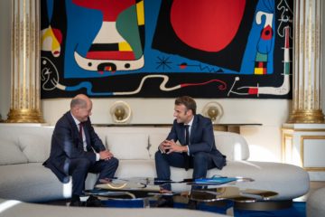 União Europeia avança em gasoduto para hidrogênio. Na imagem: presidente da França, Emmanuel Macron, recebeu o chanceler alemão Olaf Scholz para um almoço em Paris, na última quarta, 25 de janeiro (Foto: Reprodução Twitter Emmanuel Macron)