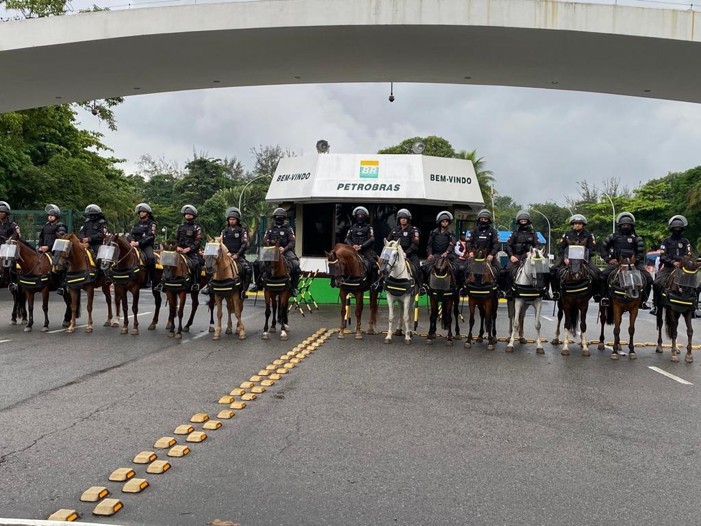 Polícias são acionadas para preservar segurança nas refinarias. Na imagem: Policiais na entrada da Reduc, no Rio de Janeiro: forças de segurança estão em outras cinco plantas da Petrobras, de modo a garantir a saída de produtos (Foto: Divulgação/FUP)