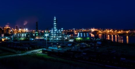 Refino na China e o trilema incentivos, modicidade e segurança do abastecimento. Na imagem: refinaria durante a noite com luzes acesas (Foto: Pixabay)