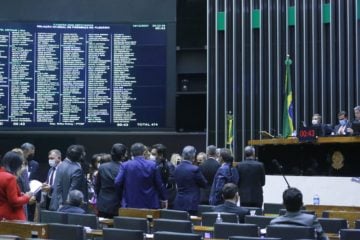 Legalização do lobby no setor elétrico e de energia. Na imagem: Parlamentares dialogam durante sessão no Plenário da Câmara dos Deputados, em Brasília (Foto: Paulo Sergio/Câmara dos Deputados)