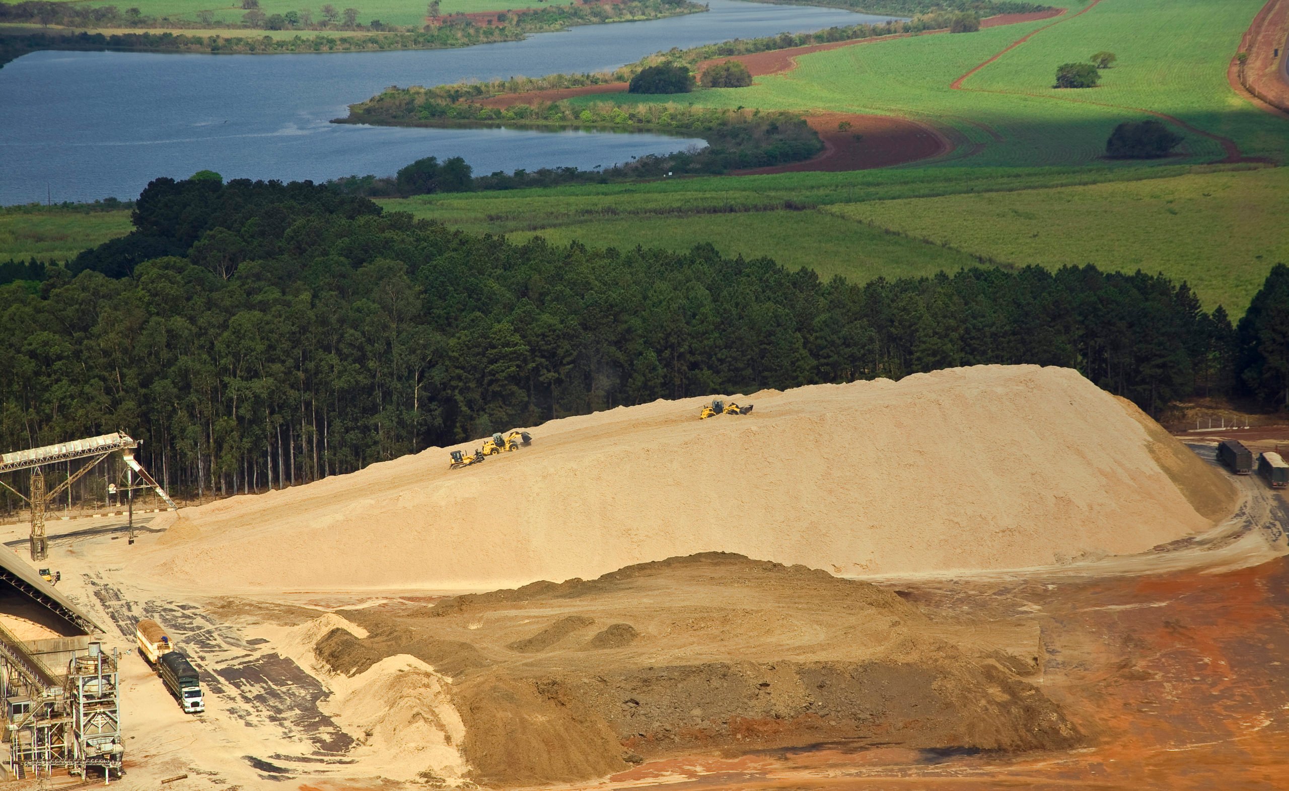 Comercializadora de energia do Itaú recebe certificação de bioeletricidade "Selo Energia Verde". Na imagem: usina São Martinho, produtora de bioeletricidade sucroenergética em São Paulo (Foto: Tadeu Fessel/Unica)