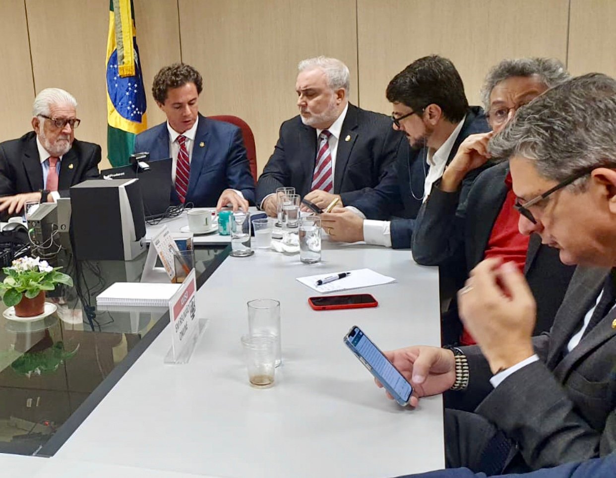 Bloqueios em refinarias da Petrobras foram repelidos, diz Jean Paul Prates. Na imagem: Jean Paul [centro] participa de reunião de líderes do Senado sobre as ameaças e medidas tomadas em relação às instalações da Petrobras (Foto: Divulgação)