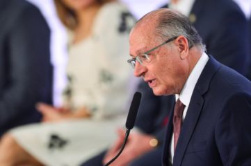 Os sete eixos da agenda de competitividade de Alckmin para a reindustrialização. Na imagem: O vice-presidente da República, Geraldo Alckmin, toma posse como ministro do Desenvolvimento, Indústria, Comércio e Serviços (MDIC), no Palácio do Planalto (Foto: Marcelo Camargo/Agência Brasil)