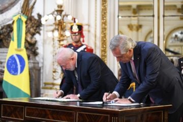 Afinal, integração Brasil Argentina no gás faz sentido? Na imagem: Lula e Alberto Fernández assinam acordo de cooperação entre Brasil e Argentina (Foto: Casa Rosada)