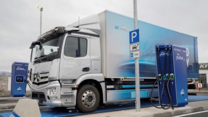 bp inaugura primeiro corredor de carregamento público para caminhões elétricos na Europa. Na imagem: Caminhão elétrico conectado a carregador em estação da bp com capacidade para atender mais de 20 caminhões, por carregador, por dia (Foto: Divulgação/bp)